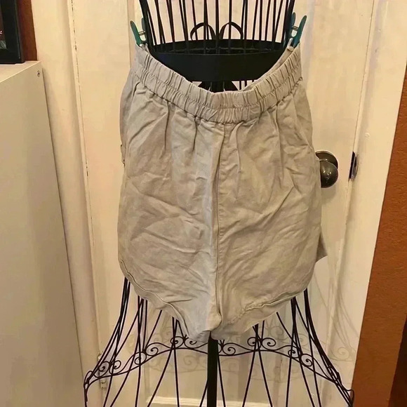 Aritzia Wilfred
Fable Linen Mid-Thigh Short-Sz 12 - Picture 5 of 7